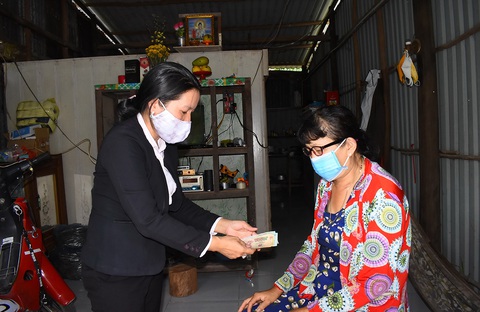 Nhiều tỉnh miền Tây trao tiền hỗ trợ cho dân - Ảnh 1. Nhiều tỉnh miền Tây trao tiền hỗ trợ cho dân - Ảnh 1.
