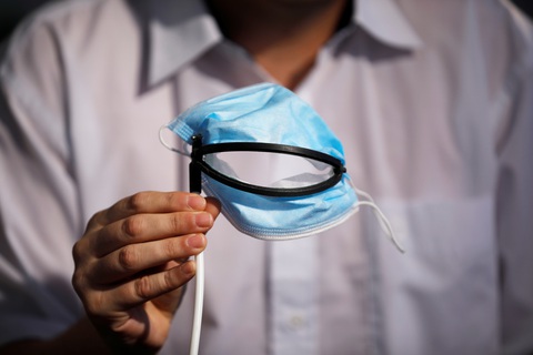 Israel sáng chế khẩu trang đặc biệt giúp ăn uống không lo lây virus - Ảnh 2. Israel sáng chế khẩu trang đặc biệt giúp ăn uống không lo lây virus - Ảnh 2.