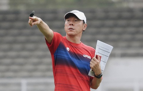 PSSI vướng khó khăn tài chính, HLV Shin Tae Yong bị chậm lương - Ảnh 1. PSSI vướng khó khăn tài chính, HLV Shin Tae Yong bị chậm lương - Ảnh 1.