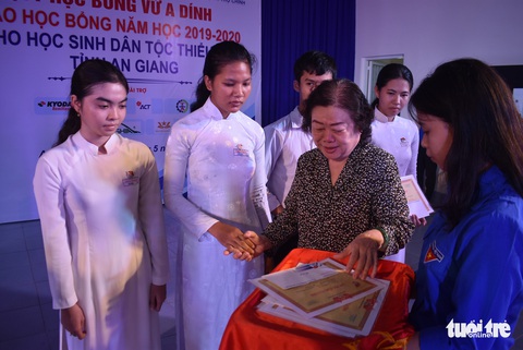 Trao tặng 47 suất học bổng Vừ A Dính cho học sinh người dân tộc Chăm - Ảnh 1. Trao tặng 47 suất học bổng Vừ A Dính cho học sinh người dân tộc Chăm - Ảnh 1.