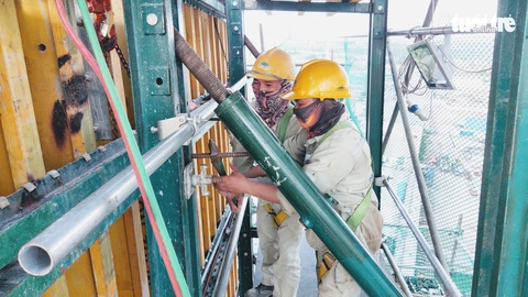 Lắp những dây văng đầu tiên trên cầu Thủ Thiêm 2 - Ảnh 6. Lắp những dây văng đầu tiên trên cầu Thủ Thiêm 2 - Ảnh 6.