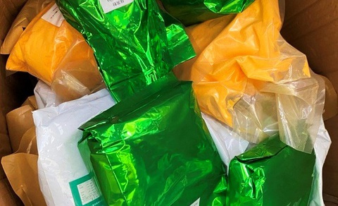 Tạm giữ gần nửa tấn phụ gia không nguồn gốc chuyên làm trà sữa, nước trái cây - Ảnh 1. Tạm giữ gần nửa tấn phụ gia không nguồn gốc chuyên làm trà sữa, nước trái cây - Ảnh 1.