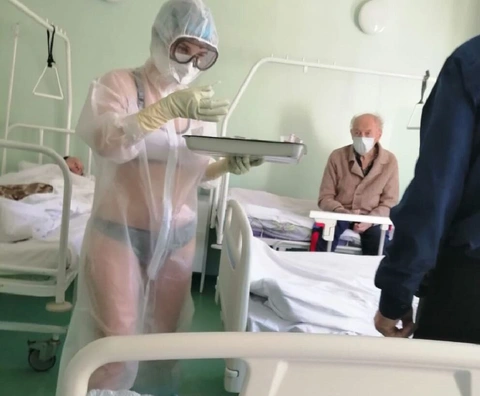 Y tá mặc đồ lót nhìn xuyên thấu qua đồ bảo hộ khi chăm sóc bệnh nhân - Ảnh 1. Y tá mặc đồ lót nhìn xuyên thấu qua đồ bảo hộ khi chăm sóc bệnh nhân - Ảnh 1.