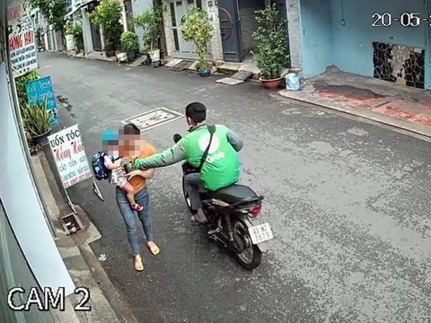 Tạm giữ tài xế GrabBike giật điện thoại của người mẹ đang bế con - Ảnh 1. Tạm giữ tài xế GrabBike giật điện thoại của người mẹ đang bế con - Ảnh 1.