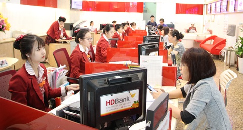 Ngân hàng tặng phiếu mua hàng cho khách gửi tiết kiệm - Ảnh 1. Ngân hàng tặng phiếu mua hàng cho khách gửi tiết kiệm - Ảnh 1.