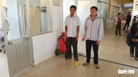 Khởi tố hai cha con đánh bảo vệ, điều dưỡng đang trực cấp cứu - Ảnh 2. Khởi tố hai cha con đánh bảo vệ, điều dưỡng đang trực cấp cứu - Ảnh 2.
