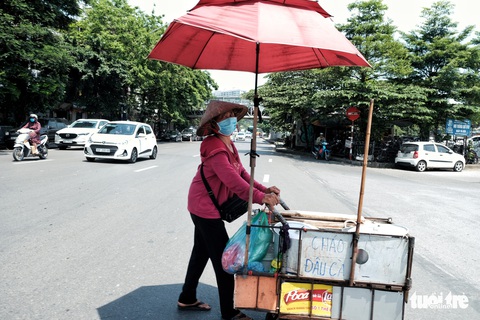 Người Hà Nội nhọc nhằn mưu sinh giữa nắng trên đầu đổ xuống, nóng từ mặt đường bốc lên - Ảnh 4. Người Hà Nội nhọc nhằn mưu sinh giữa nắng trên đầu đổ xuống, nóng từ mặt đường bốc lên - Ảnh 4.