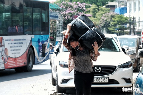 Người Hà Nội nhọc nhằn mưu sinh giữa nắng trên đầu đổ xuống, nóng từ mặt đường bốc lên - Ảnh 1. Người Hà Nội nhọc nhằn mưu sinh giữa nắng trên đầu đổ xuống, nóng từ mặt đường bốc lên - Ảnh 1.