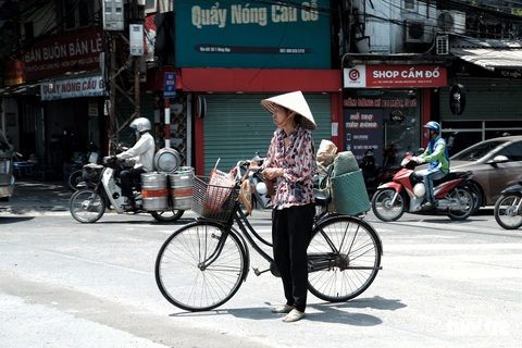 Người Hà Nội nhọc nhằn mưu sinh giữa nắng trên đầu đổ xuống, nóng từ mặt đường bốc lên - Ảnh 5. Người Hà Nội nhọc nhằn mưu sinh giữa nắng trên đầu đổ xuống, nóng từ mặt đường bốc lên - Ảnh 5.