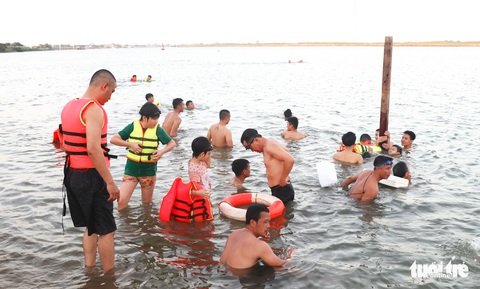 Cụ ông, cụ bà mang phao ra sông Lam bơi ‘giải nhiệt’ - Ảnh 10. Cụ ông, cụ bà mang phao ra sông Lam bơi ‘giải nhiệt’ - Ảnh 10.