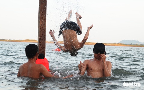 Cụ ông, cụ bà mang phao ra sông Lam bơi ‘giải nhiệt’ - Ảnh 7. Cụ ông, cụ bà mang phao ra sông Lam bơi ‘giải nhiệt’ - Ảnh 7.