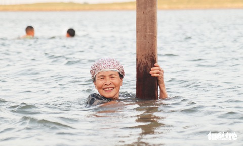 Cụ ông, cụ bà mang phao ra sông Lam bơi ‘giải nhiệt’ - Ảnh 4. Cụ ông, cụ bà mang phao ra sông Lam bơi ‘giải nhiệt’ - Ảnh 4.