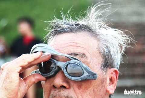 Cụ ông, cụ bà mang phao ra sông Lam bơi ‘giải nhiệt’ - Ảnh 1. Cụ ông, cụ bà mang phao ra sông Lam bơi ‘giải nhiệt’ - Ảnh 1.