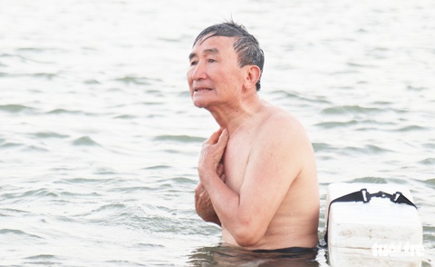 Cụ ông, cụ bà mang phao ra sông Lam bơi ‘giải nhiệt’ - Ảnh 5. Cụ ông, cụ bà mang phao ra sông Lam bơi ‘giải nhiệt’ - Ảnh 5.