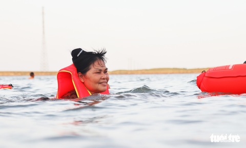 Cụ ông, cụ bà mang phao ra sông Lam bơi ‘giải nhiệt’ - Ảnh 3. Cụ ông, cụ bà mang phao ra sông Lam bơi ‘giải nhiệt’ - Ảnh 3.