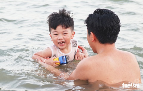 Cụ ông, cụ bà mang phao ra sông Lam bơi ‘giải nhiệt’ - Ảnh 6. Cụ ông, cụ bà mang phao ra sông Lam bơi ‘giải nhiệt’ - Ảnh 6.