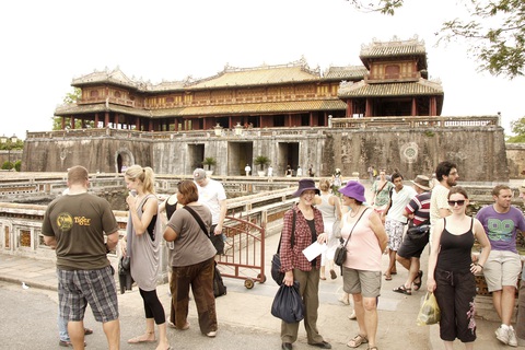 Huế là thành phố áo dài, tại sao không? - Ảnh 2. Huế là thành phố áo dài, tại sao không? - Ảnh 2.
