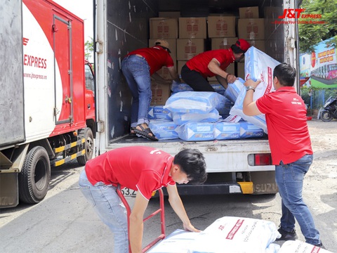 J&T Express tặng nhu yếu phẩm cho người bại liệt, người già neo đơn - Ảnh 1. J&T Express tặng nhu yếu phẩm cho người bại liệt, người già neo đơn - Ảnh 1.