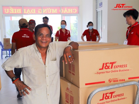 J&T Express tặng nhu yếu phẩm cho người bại liệt, người già neo đơn - Ảnh 2. J&T Express tặng nhu yếu phẩm cho người bại liệt, người già neo đơn - Ảnh 2.