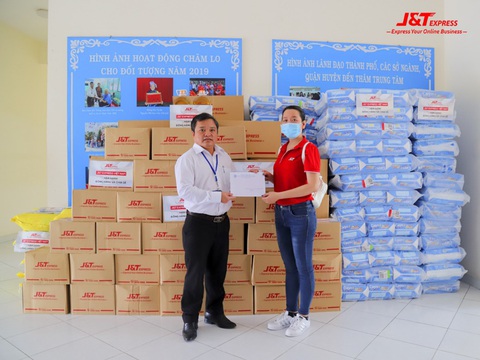 J&T Express tặng nhu yếu phẩm cho người bại liệt, người già neo đơn - Ảnh 5. J&T Express tặng nhu yếu phẩm cho người bại liệt, người già neo đơn - Ảnh 5.