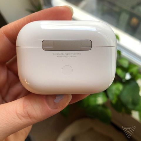 Apple đã chuyển một phần sản xuất AirPods từ Trung Quốc sang Việt Nam - Ảnh 1. Apple đã chuyển một phần sản xuất AirPods từ Trung Quốc sang Việt Nam - Ảnh 1.