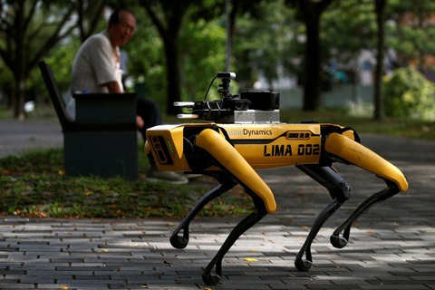 Singapore đưa chó robot ra công viên nhắc người dân giãn cách xã hội - Ảnh 1. Singapore đưa chó robot ra công viên nhắc người dân giãn cách xã hội - Ảnh 1.