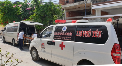 Sập giàn giáo khi đang tô tường, 4 người bị thương - Ảnh 2. Sập giàn giáo khi đang tô tường, 4 người bị thương - Ảnh 2.