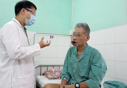 Mặt sưng vù, lở loét phải đi cấp cứu sau khi nặn nhọt - Ảnh 1. Mặt sưng vù, lở loét phải đi cấp cứu sau khi nặn nhọt - Ảnh 1.