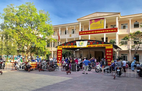 Vụ học sinh đi học sớm đứng ngoài cổng trường: lập phòng chờ cho học sinh - Ảnh 1. Vụ học sinh đi học sớm đứng ngoài cổng trường: lập phòng chờ cho học sinh - Ảnh 1.