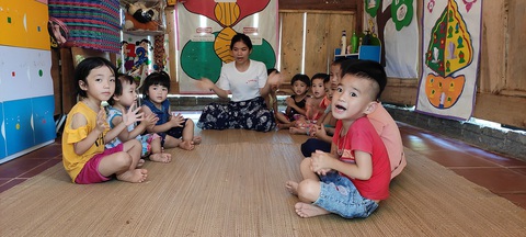 Dựng lều che khu vui chơi tránh nắng cho trẻ ở vùng cao Thanh Hóa - Ảnh 2. Dựng lều che khu vui chơi tránh nắng cho trẻ ở vùng cao Thanh Hóa - Ảnh 2.
