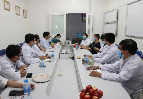BV Chợ Rẫy huy động toàn lực để cứu chữa cho phi công người Anh - Ảnh 3. BV Chợ Rẫy huy động toàn lực để cứu chữa cho phi công người Anh - Ảnh 3.