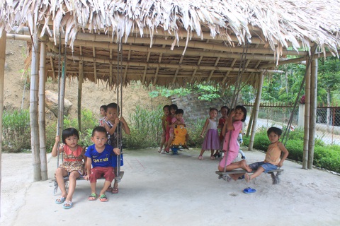 Dựng lều che khu vui chơi tránh nắng cho trẻ ở vùng cao Thanh Hóa - Ảnh 4. Dựng lều che khu vui chơi tránh nắng cho trẻ ở vùng cao Thanh Hóa - Ảnh 4.
