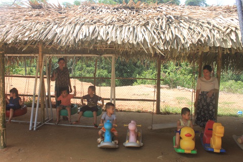 Dựng lều che khu vui chơi tránh nắng cho trẻ ở vùng cao Thanh Hóa - Ảnh 1. Dựng lều che khu vui chơi tránh nắng cho trẻ ở vùng cao Thanh Hóa - Ảnh 1.