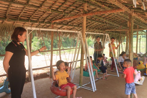 Dựng lều che khu vui chơi tránh nắng cho trẻ ở vùng cao Thanh Hóa - Ảnh 3. Dựng lều che khu vui chơi tránh nắng cho trẻ ở vùng cao Thanh Hóa - Ảnh 3.