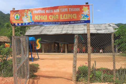 Dựng lều che khu vui chơi tránh nắng cho trẻ ở vùng cao Thanh Hóa - Ảnh 5. Dựng lều che khu vui chơi tránh nắng cho trẻ ở vùng cao Thanh Hóa - Ảnh 5.