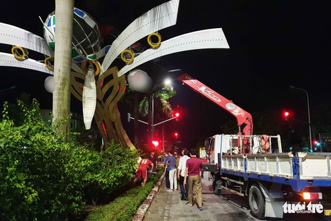 Nhiều cột đèn trang trí ở Vinh đổ sau mưa: nhìn thép chân cột thấy hoảng - Ảnh 1. Nhiều cột đèn trang trí ở Vinh đổ sau mưa: nhìn thép chân cột thấy hoảng - Ảnh 1.