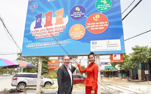 H’Hen Niê cùng Đại sứ quán Anh tuyên truyền phòng, chống mua bán người - Ảnh 3. H’Hen Niê cùng Đại sứ quán Anh tuyên truyền phòng, chống mua bán người - Ảnh 3.