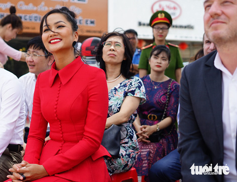 H’Hen Niê cùng Đại sứ quán Anh tuyên truyền phòng, chống mua bán người - Ảnh 1. H’Hen Niê cùng Đại sứ quán Anh tuyên truyền phòng, chống mua bán người - Ảnh 1.