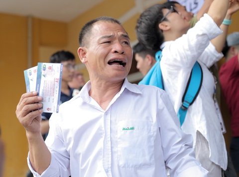 Chen lấn mua vé trận Nam Định - Hoàng Anh Gia Lai ở sân Thiên Trường - Ảnh 11. Chen lấn mua vé trận Nam Định - Hoàng Anh Gia Lai ở sân Thiên Trường - Ảnh 11.