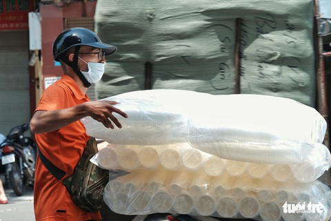 Hà Nội, TP.HCM tiếp tục nắng nóng 34-37 độ C - Ảnh 1. Hà Nội, TP.HCM tiếp tục nắng nóng 34-37 độ C - Ảnh 1.