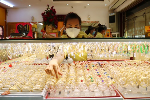 Giá vàng lùi xa ngưỡng 49 triệu đồng/lượng, USD giảm thêm - Ảnh 1. Giá vàng lùi xa ngưỡng 49 triệu đồng/lượng, USD giảm thêm - Ảnh 1.