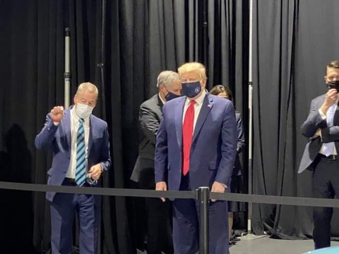 Ông Trump cuối cùng đã chịu đeo khẩu trang - Ảnh 1. Ông Trump cuối cùng đã chịu đeo khẩu trang - Ảnh 1.