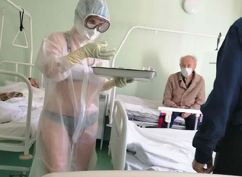 Vụ nữ y tá mặc đồ bảo hộ xuyên thấu: Dừng ngay việc chụp ảnh chúng tôi! - Ảnh 1. Vụ nữ y tá mặc đồ bảo hộ xuyên thấu: Dừng ngay việc chụp ảnh chúng tôi! - Ảnh 1.