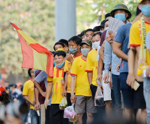 Sân Thiên Trường náo nức chờ giờ bóng lăn - Ảnh 6. Sân Thiên Trường náo nức chờ giờ bóng lăn - Ảnh 6.