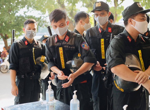 Sân Thiên Trường náo nức chờ giờ bóng lăn - Ảnh 8. Sân Thiên Trường náo nức chờ giờ bóng lăn - Ảnh 8.