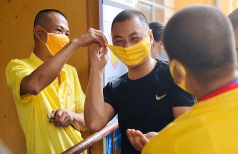 Sân Thiên Trường náo nức chờ giờ bóng lăn - Ảnh 5. Sân Thiên Trường náo nức chờ giờ bóng lăn - Ảnh 5.
