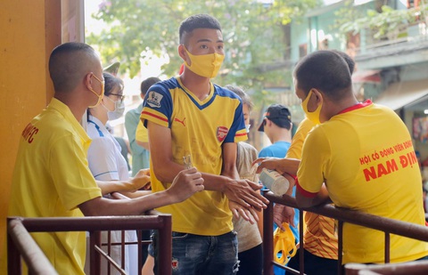 Sân Thiên Trường náo nức chờ giờ bóng lăn - Ảnh 1. Sân Thiên Trường náo nức chờ giờ bóng lăn - Ảnh 1.