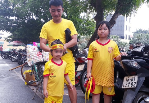 Cổ động viên thành Nam xuống đường cổ vũ trận Nam Định - Hoàng Anh Gia Lai - Ảnh 2. Cổ động viên thành Nam xuống đường cổ vũ trận Nam Định - Hoàng Anh Gia Lai - Ảnh 2.