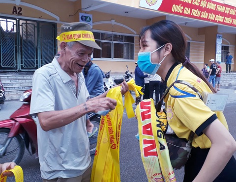 Cổ động viên thành Nam xuống đường cổ vũ trận Nam Định - Hoàng Anh Gia Lai - Ảnh 4. Cổ động viên thành Nam xuống đường cổ vũ trận Nam Định - Hoàng Anh Gia Lai - Ảnh 4.