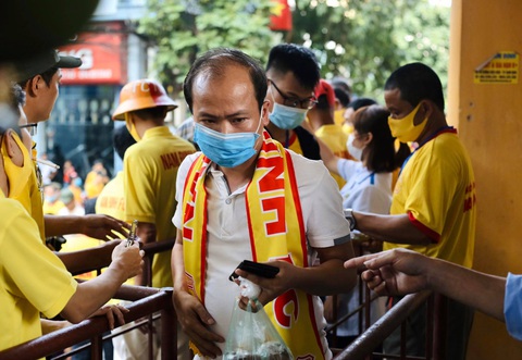 Sân Thiên Trường náo nức chờ giờ bóng lăn - Ảnh 3. Sân Thiên Trường náo nức chờ giờ bóng lăn - Ảnh 3.